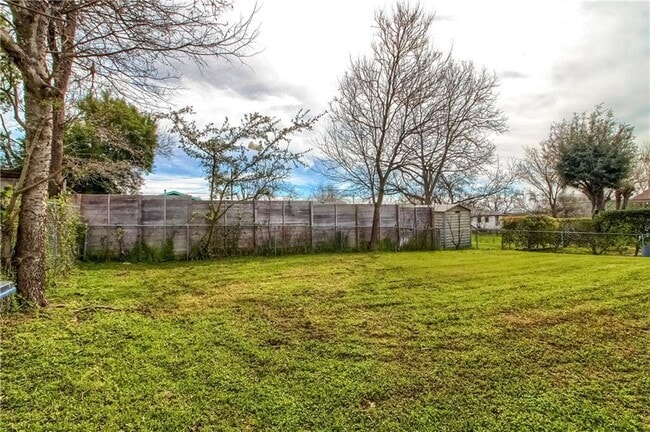 Building Photo - 1805 Rhodes Rd