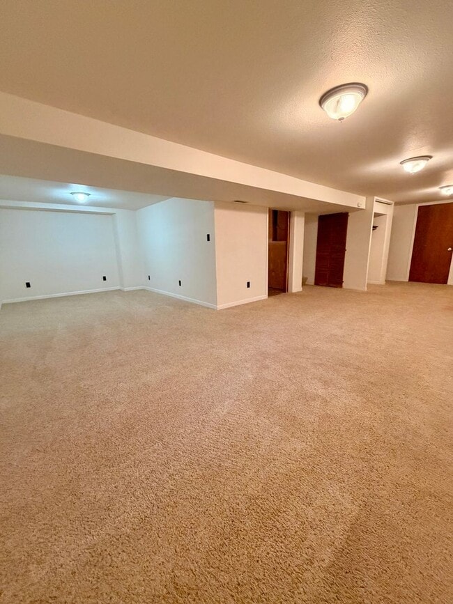 Building Photo - Amazing 3bed/2 bath with finished basement.