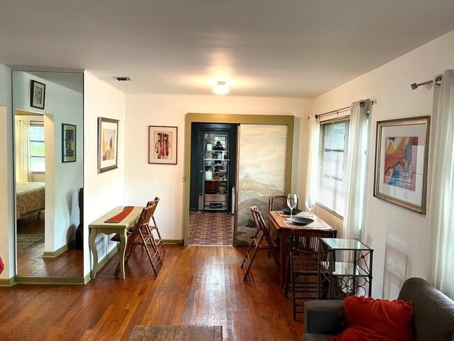 Building Photo - 2919 Poinsettia Ave