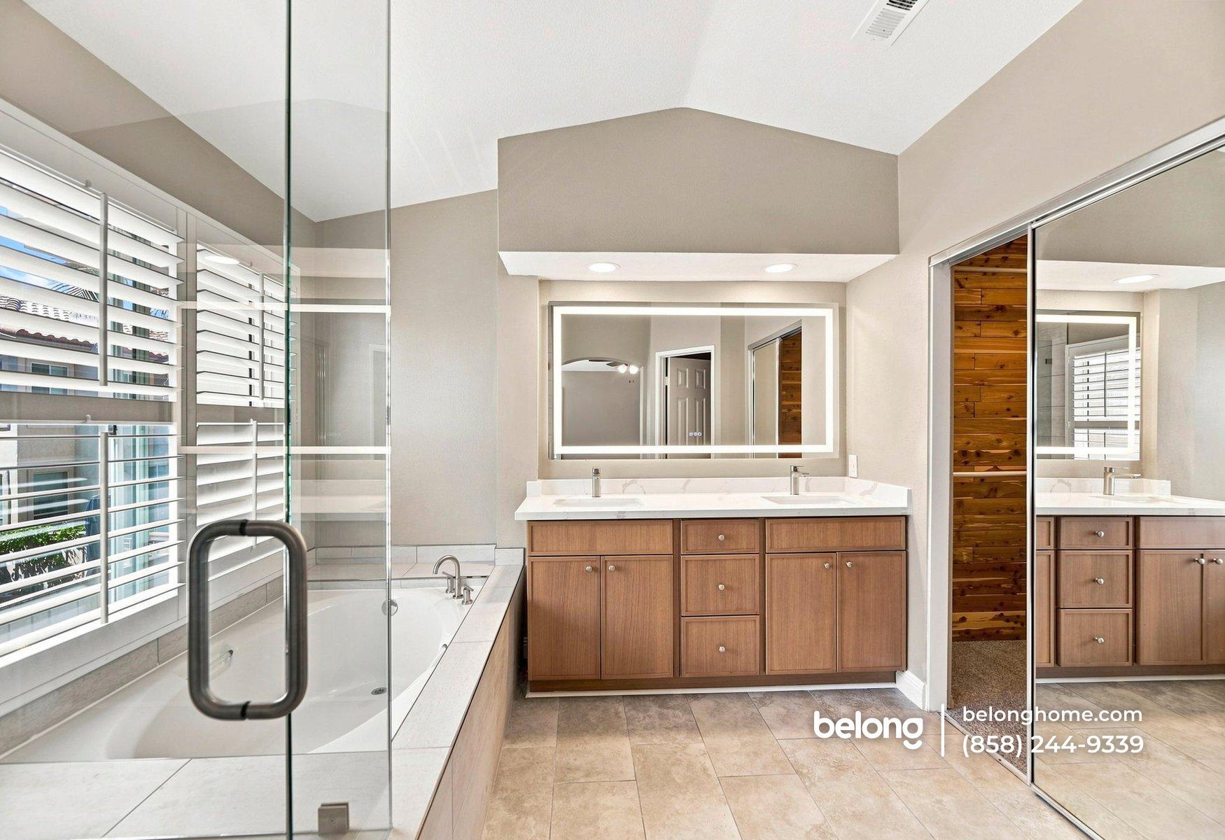 Building Photo - 2156 Lago Madero