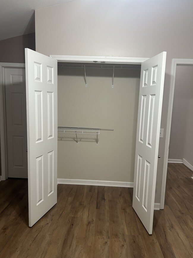 Building Photo - 2121 S Greenwood Dr