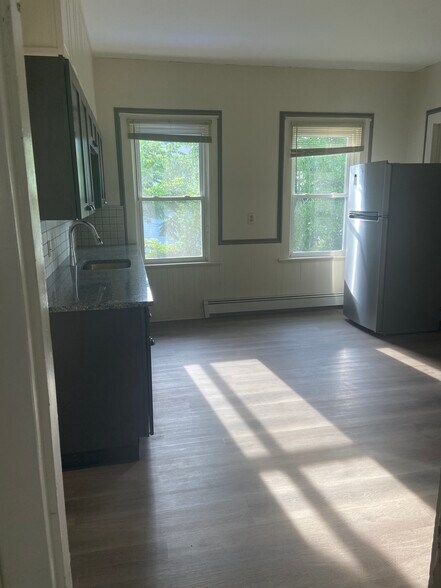 Full view kitchen with cathedral ceiling - 71 Gough Ave