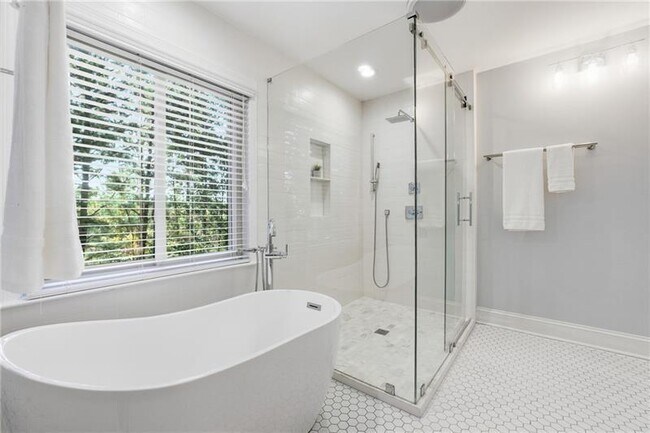 Building Photo - 3655 E Paces Walk