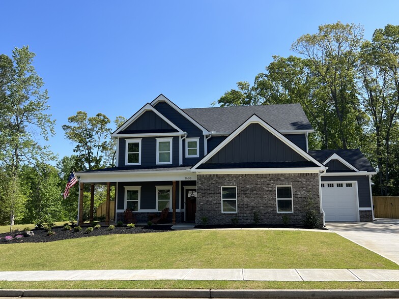 Home on large lot with 2 car garage and additional detached garage - 1608 Alcovy Ridge Xing