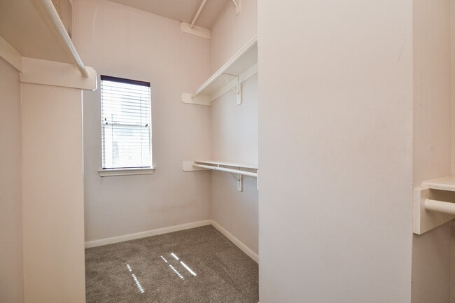 Building Photo - 1813 Gillette St