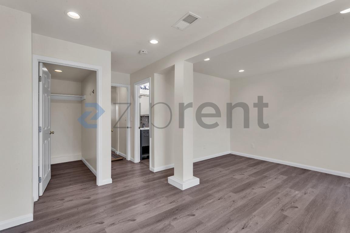 Building Photo - Unit