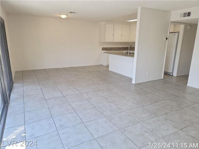 Building Photo - FANTASTIC SINGLE-STORY TOWNHOME JUST MINUT...