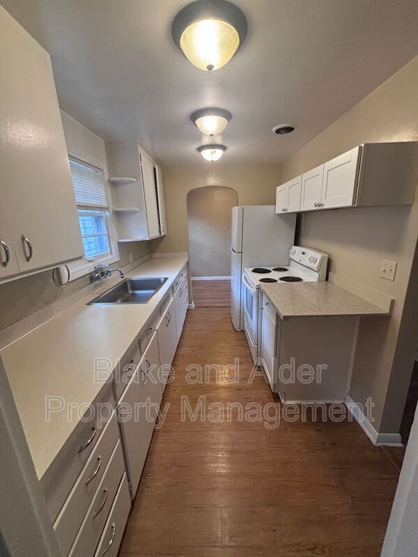 Building Photo - 650 Breys Ave NE