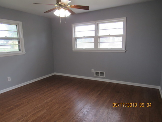 Building Photo - SECTION 8 ACCEPTED - 4550 S Keystone Ave