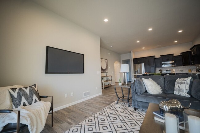 Building Photo - Quiet, clean and peaceful! Welcome home!