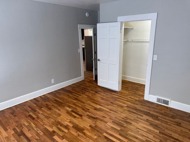 Building Photo - 920 S Jackson St