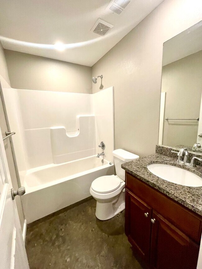 Building Photo - 3 Bedroom / 2 Bath In Pocahontas Available Now!