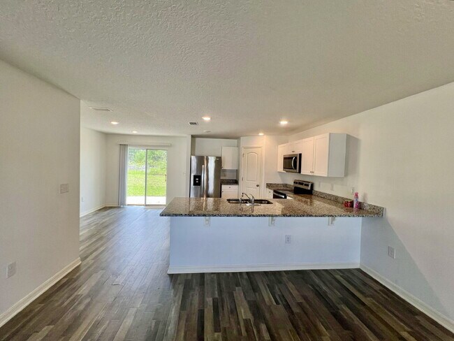 Building Photo - 4-Bedroom Home with Primary Suite | Intern...