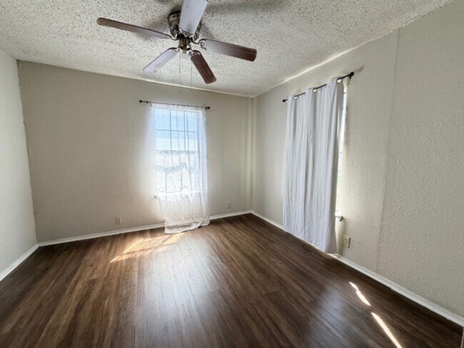 Building Photo - 321 Huntington St