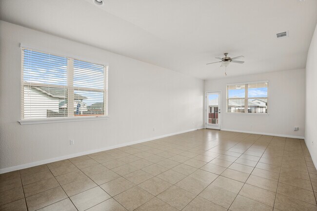 Building Photo - 19213 Quebrada Dr
