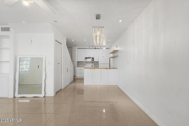 Building Photo - 625 S Westwood