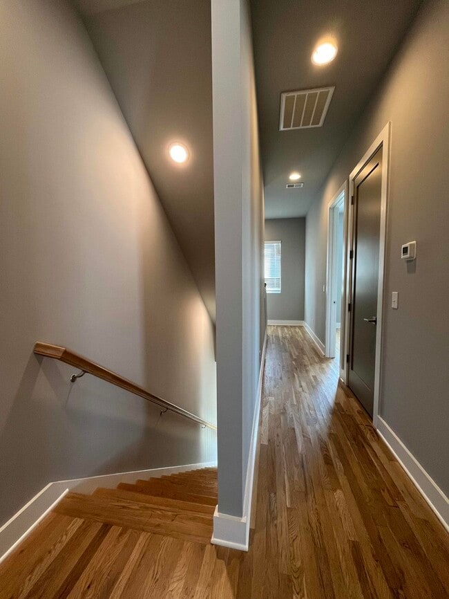 Building Photo - 976 Youngs Ln