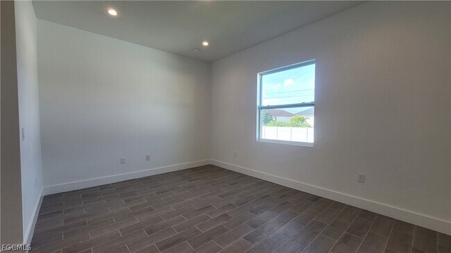 Building Photo - 424 SW 28th Ave