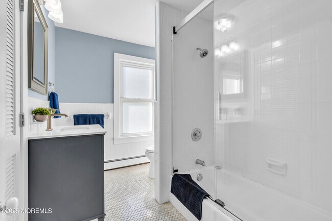 Building Photo - 6 Center St