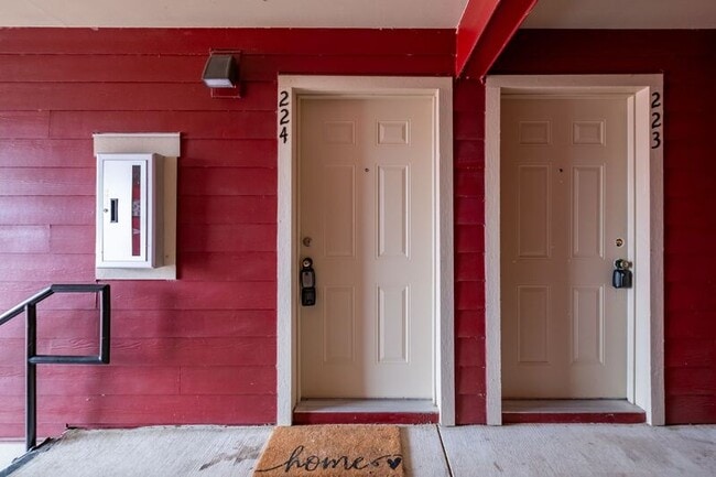 Building Photo - 13001 S Crompton Lane