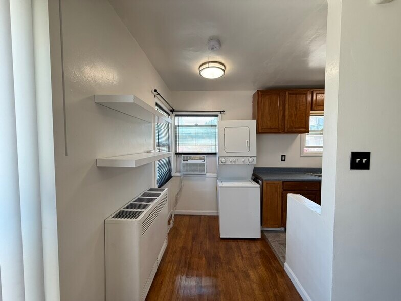 Building Photo - 1327 N Orange Dr