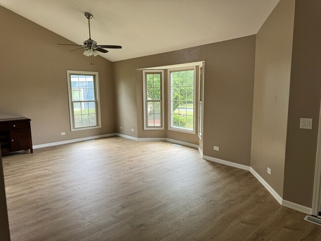 Building Photo - 2404 Kenmore Ct