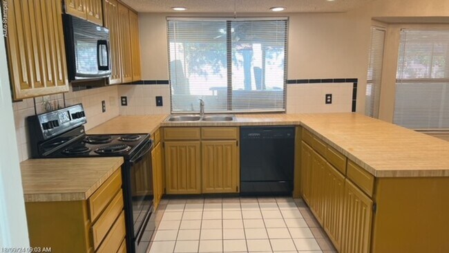Building Photo - 3911 Firethorn Dr