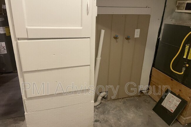 Building Photo - 3336 SE Girard St