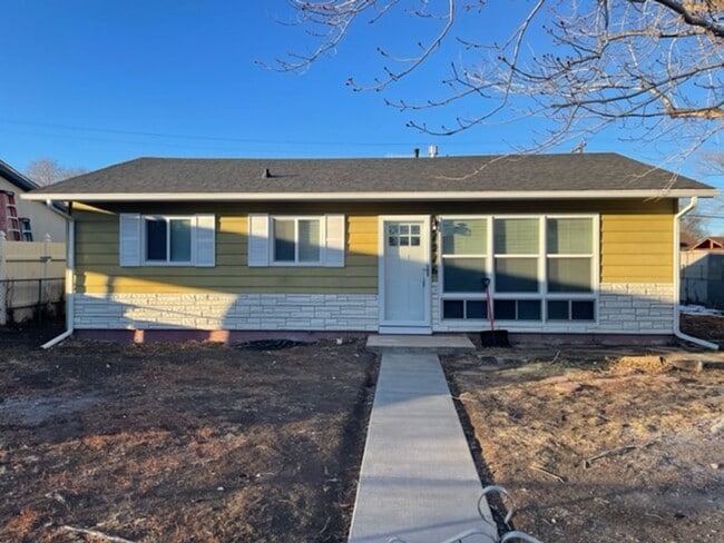 Building Photo - NEWLY REMODELED 3 BEDROOM RANCHER IN STRAT...