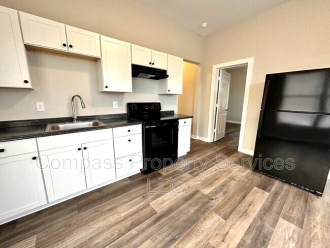 Building Photo - 1827B Proctor Ave