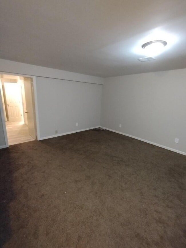 Building Photo - Cozy 3 bedroom and 2 full bath with in a huge duplex in Liberty off I -35.