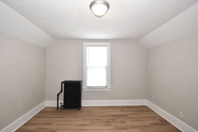 Building Photo - Near local Universities and Entertainment 4 bedroom 2 story Single Family Home