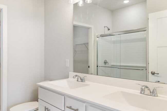 Building Photo - 993 Cascade Cir