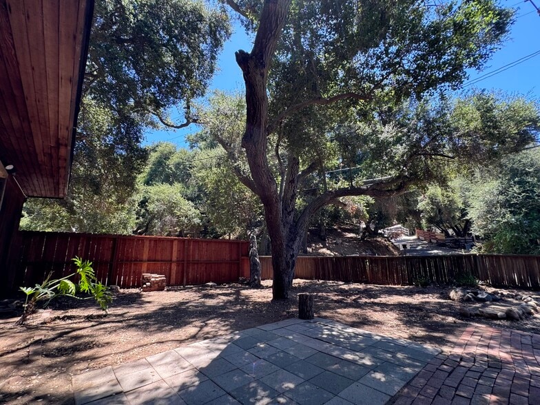 Building Photo - 1619 Oak Dr