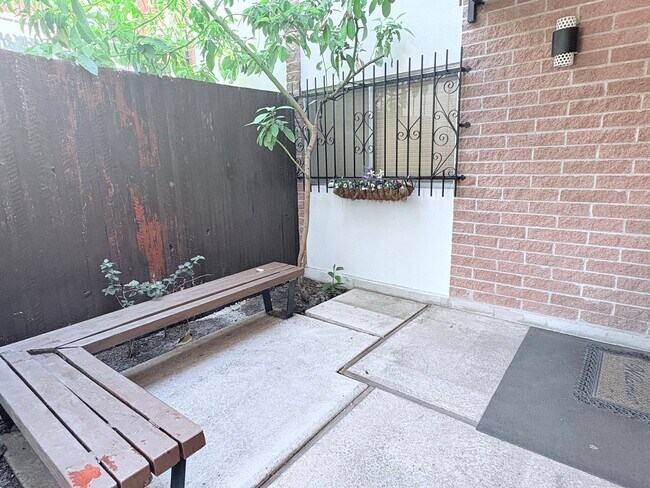 Building Photo - Lovely 2 Bedroom and 2 Bathroom Condo w/ D...