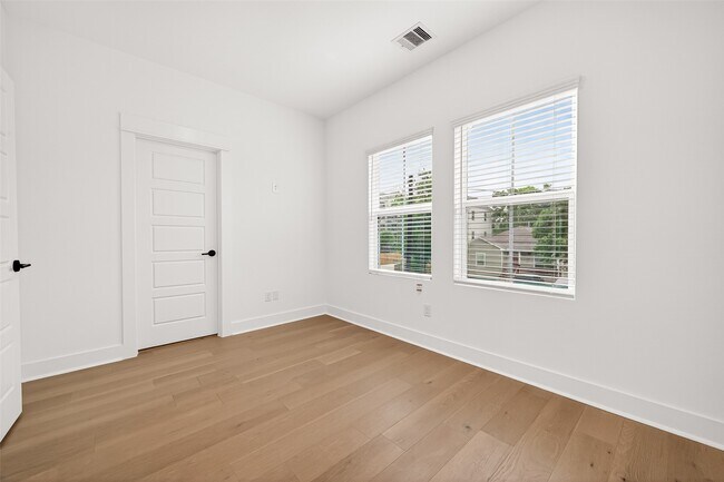 Building Photo - 328 Neyland St