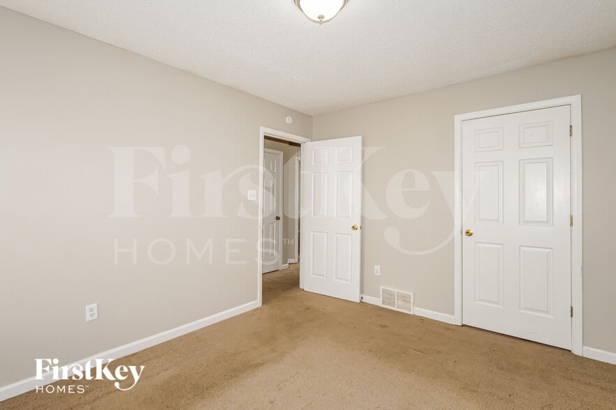 Building Photo - 7601 Broken Hickory Dr
