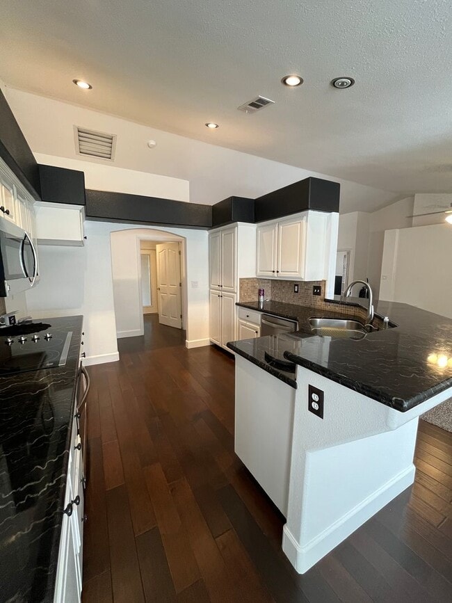 Building Photo - Beautiful Southside Visalia Home! Coming Soon!