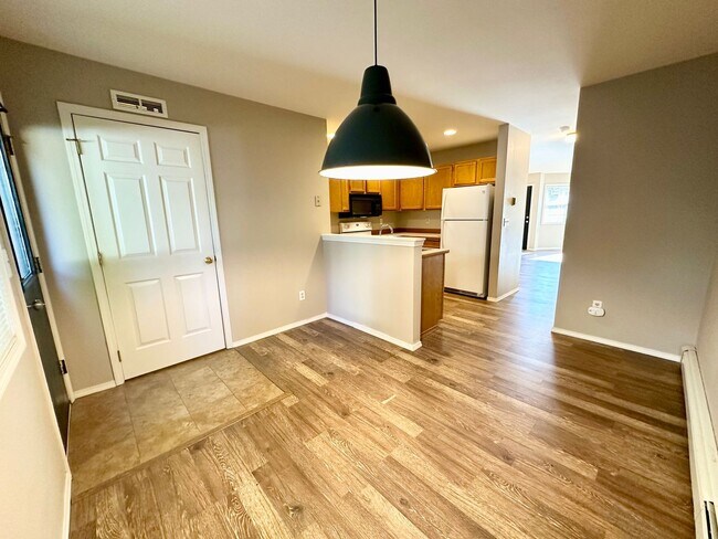 Building Photo - Introducing the Perfect Townhouse Steps Away from Central WA University!