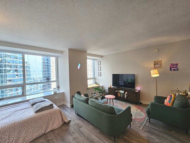 Building Photo - 512 N McClurg Ct