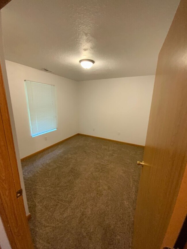 Building Photo - 221 Glenda Dr