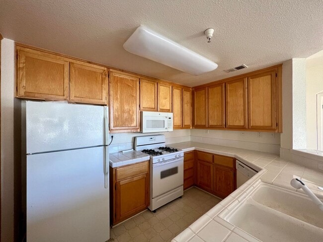 Building Photo - Gorgeous 2 Bd 2 Ba Unit in Redwood Shores