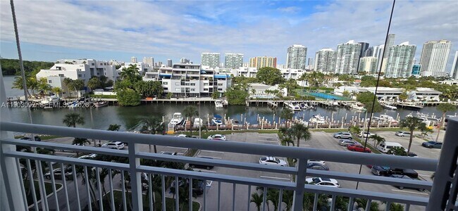 Building Photo - 400 Kings Point Dr