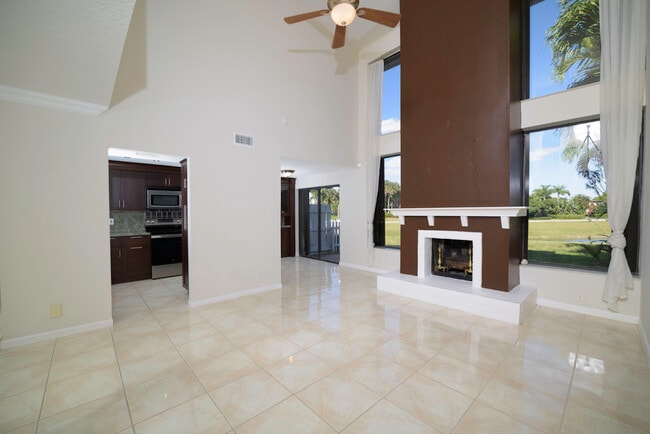 Building Photo - 6595 Parkview Dr