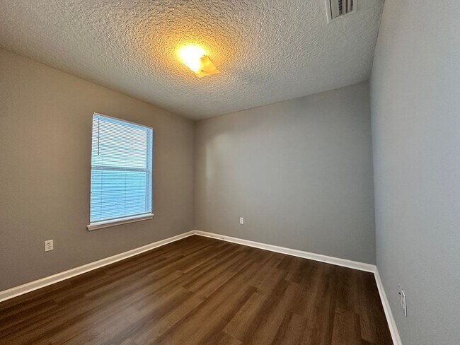 Building Photo - Fenced four bedroom in Lake Asbury