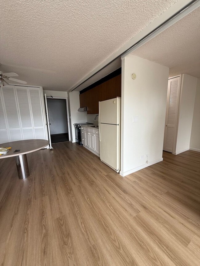 Building Photo - Renovated 1-bedroom unit available immedia...