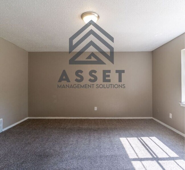 Building Photo - Cute 5 Bedroom House!