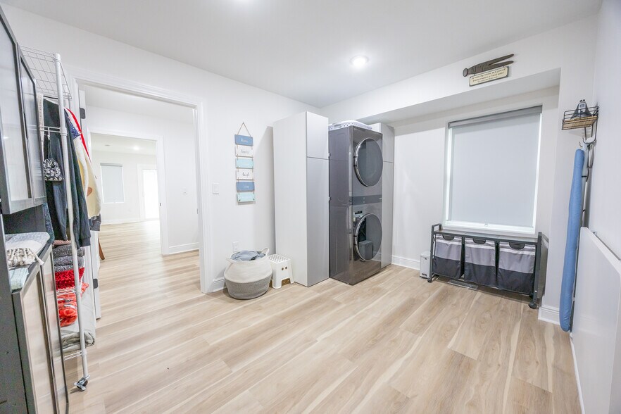 Building Photo - 7980 Royal Ave