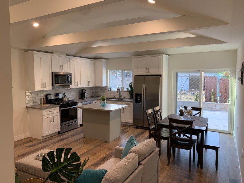 Primary Photo - 11313 Delano St