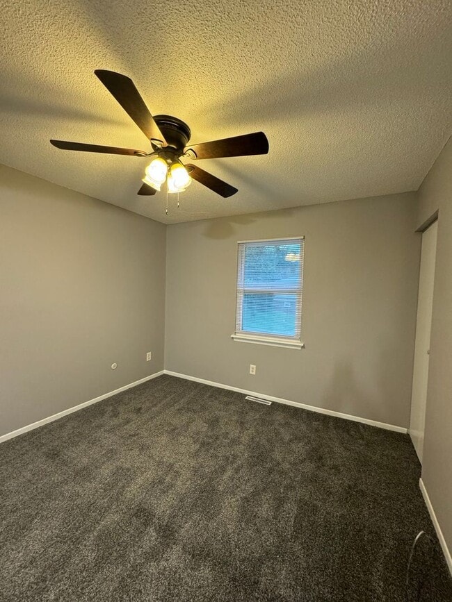 Building Photo - Coming Soon! Spacious Split-Level Duplex in Lee’s Summit